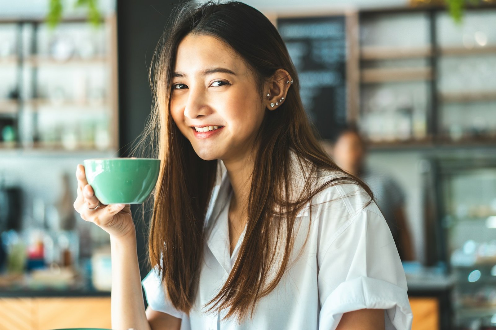 WOMAN COFFEE MOBILE